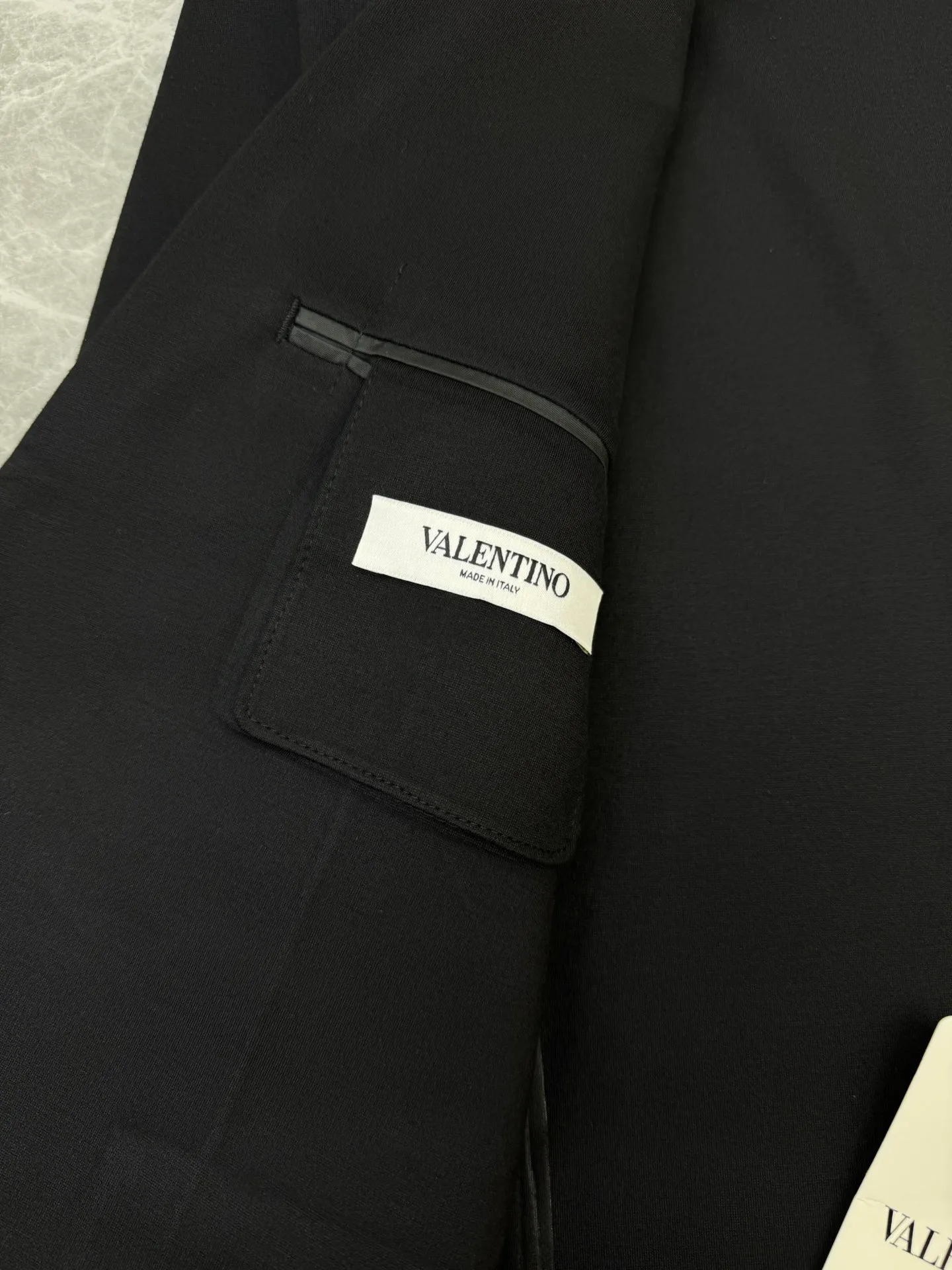 ⚜️VALENTIN*O Valentino New Arrival suit jacket👨🏻Foreign trade company order! Classic leather label design. Simple and high-end. Customized imported original nylon-cotton Roman fabric, original customized metal leather label. High-tech seamless gluing process. The fabric is straight and drapey, and the whole piece of clothing is neatly and neatly machined. All hardware accessories are top-notch accessories with logos supplied by customers. At first glance, they are high-end fabrics. This fabric is all custom-woven! Good products from regular big manufacturers! Very practical. Color: Black.Gray.Blue.Sizes: M-3XL. Slim fit! (L is recommended for 175/140 pounds)